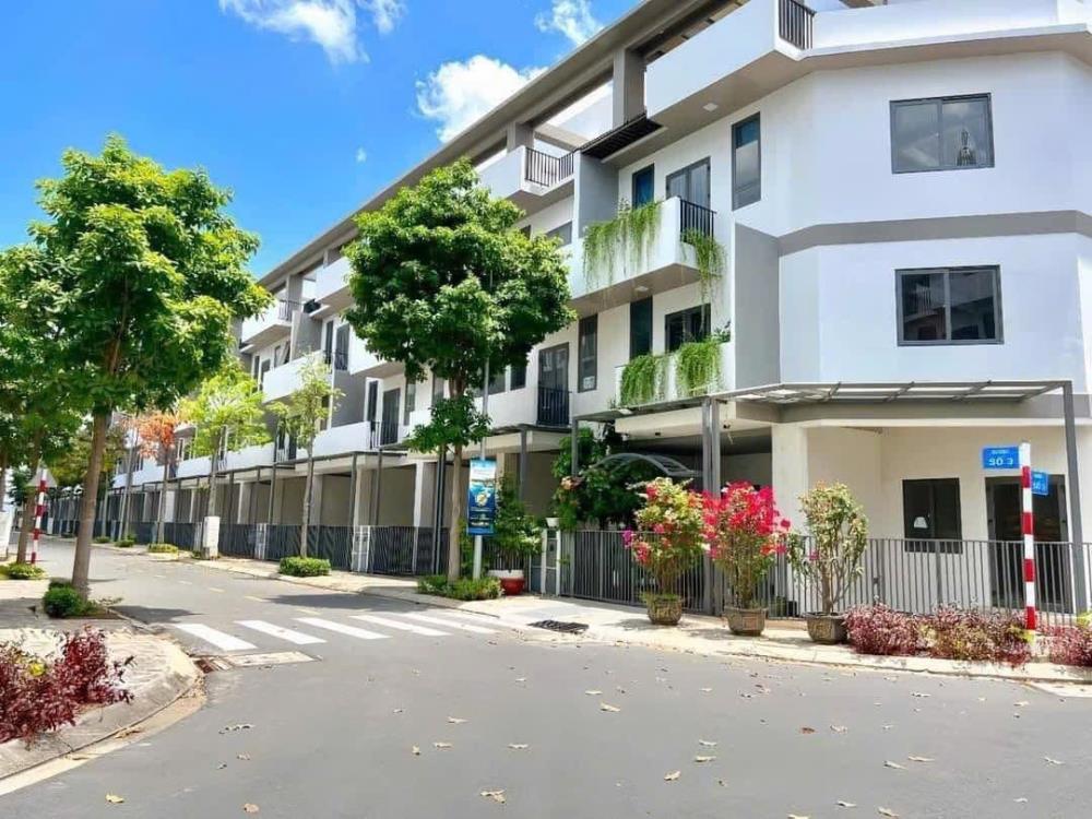 nh&agrave; phố Bến Lức